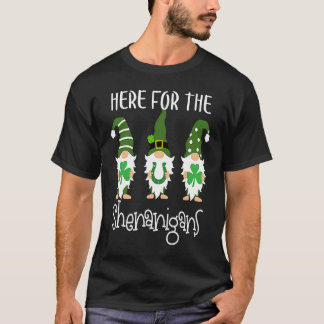Camiseta Here For The Shenanigans St Patrick's Day Gnomes