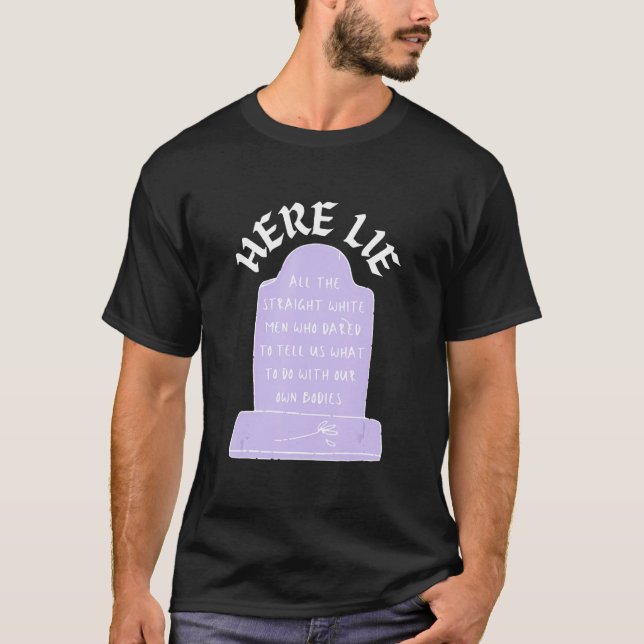 Camiseta Here Lie All The Straight White Men Who Dared To T (Frente)