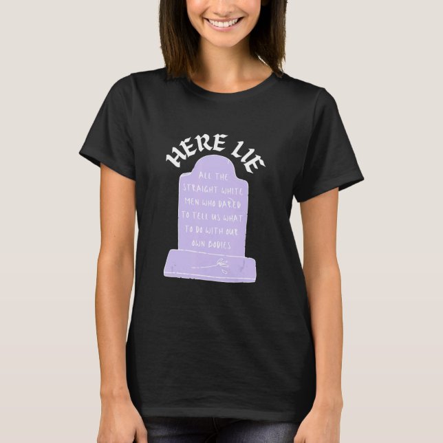Camiseta Here Lie All The Straight White Men Who Dared To T (Frente)