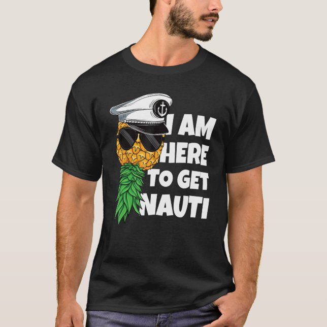 Camiseta Here To Get Nauti Cruise Boat Upside Down Pineappl (Frente)