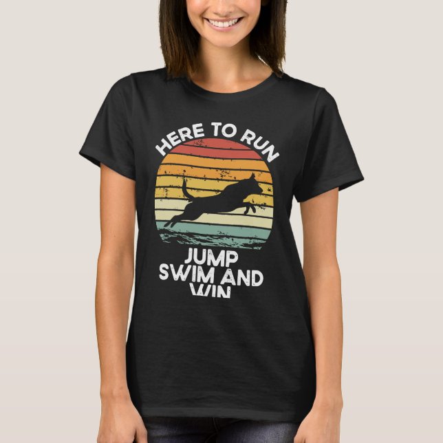 Camiseta Here To Run Jump Swim And Win Dock Diving (Frente)