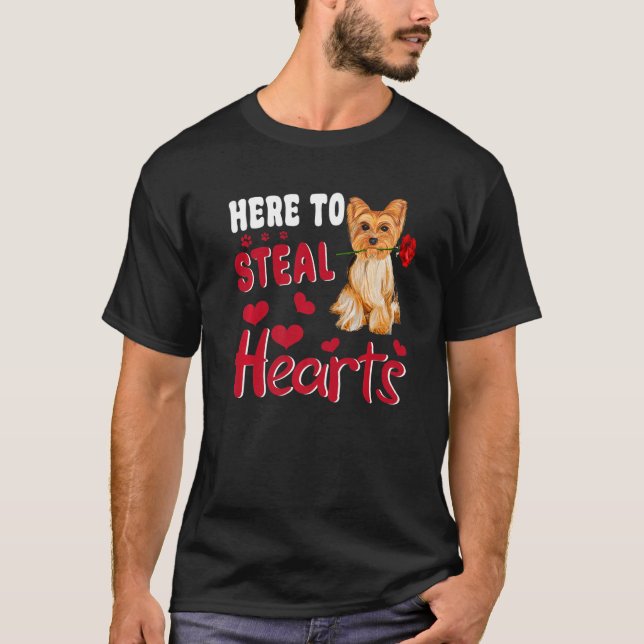 Camiseta Here To Steal Hearts Yorkshire Terrier Dog Valenti (Frente)