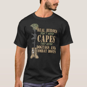 Camiseta Heróis não Vestem Capes, Vestem Combate à Etiqueta