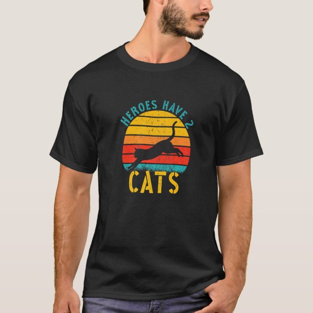 Camiseta Heróis Têm 2 Gatos  Gatinho (Frente)