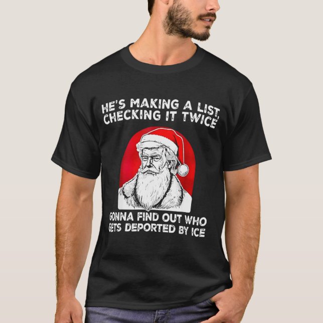 Camiseta He's Making A List Checking It Twice Gonna Find Ch (Frente)
