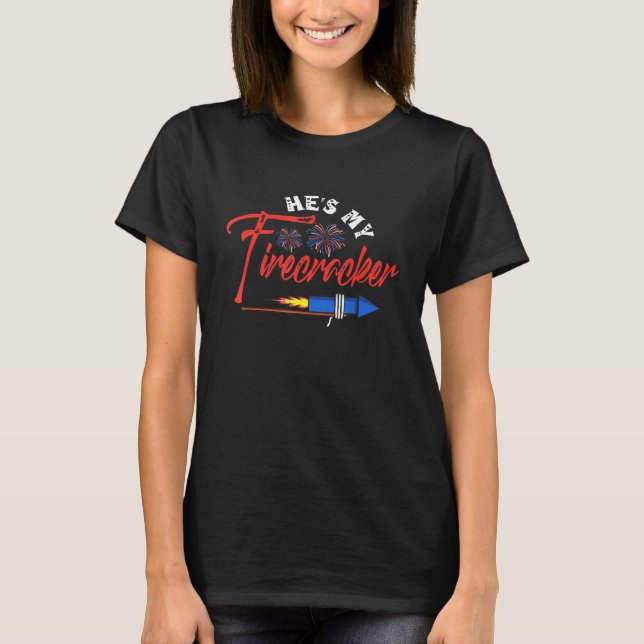 Camiseta Hes Meu Casal Firecracker Correspondendo à Indepen (Frente)