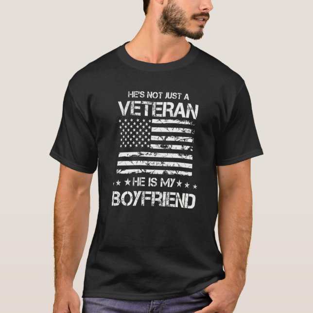 Camiseta He's Not Just A Veteran He's My Boyfriend Proud Mi (Frente)