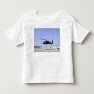 Camiseta HH-60G Pave Hawk decolando de Camp Bastio