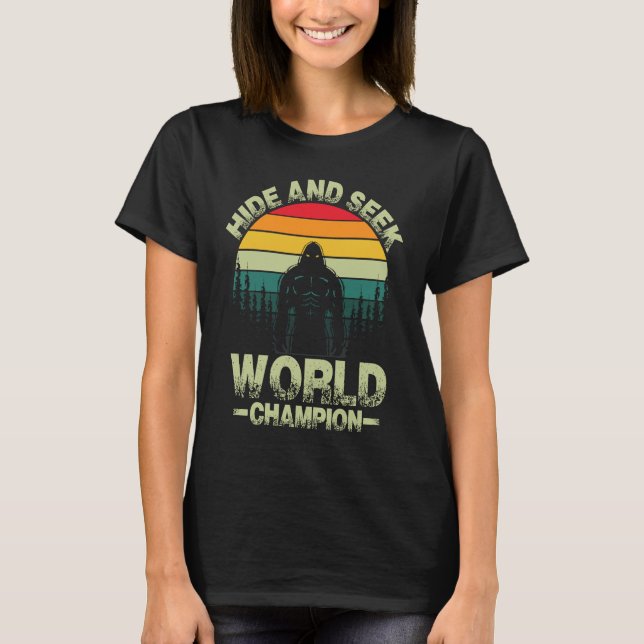 Camiseta Hide and seek world champion wilderness & adventur (Frente)