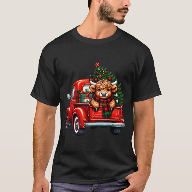Camiseta Highland Cow In Truck Farm Farmer Christmas Cow Ca (Frente)