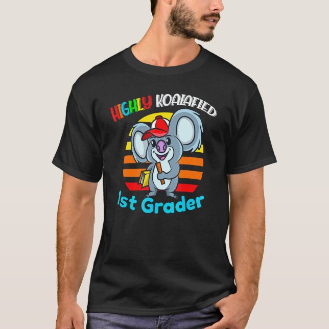 Camiseta Highly Koalafied 1st Grader Back To School Koala B (Frente)