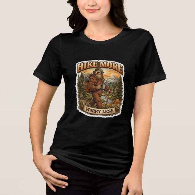 Camiseta Hike More Worry Less Bigfoot Camping  (Frente)