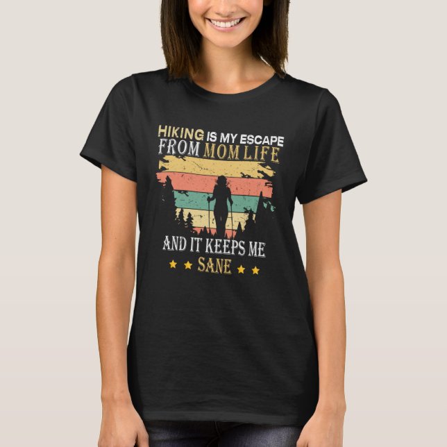 Camiseta Hiking Is My Escape From Mom Life And It Keeps Me  (Frente)
