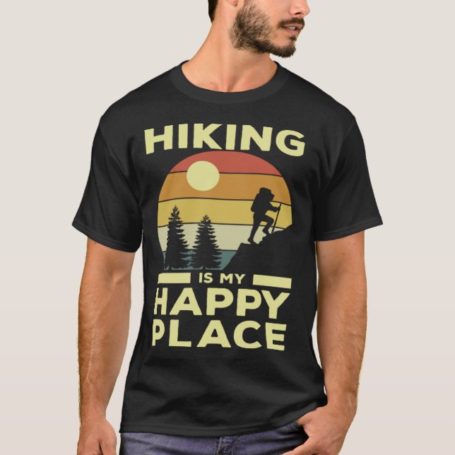 Camiseta Hiking is My Happy Place Retro Sunset Mountain Cli (Frente)