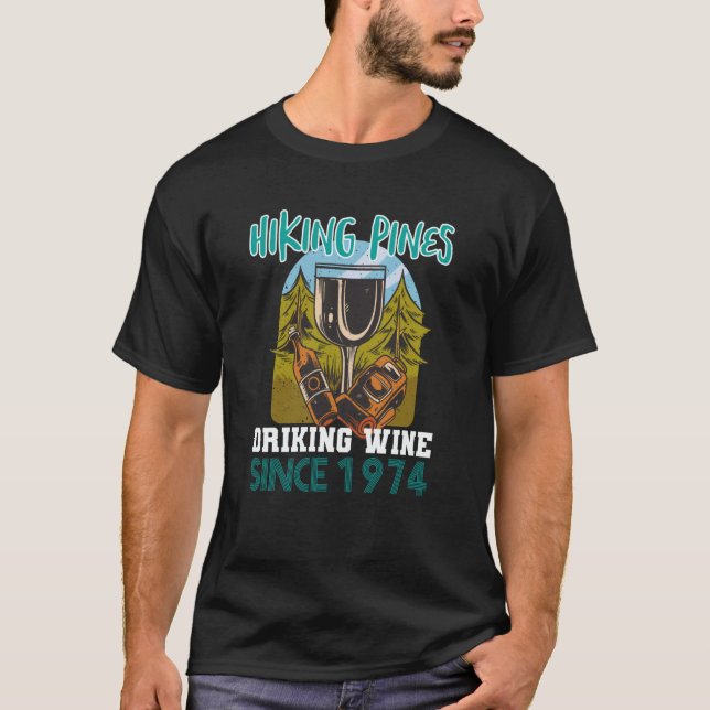 Camiseta Hiking pines drinking wine since 1974 (Frente)