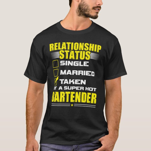 Camiseta His and Her  Idea Bartender Relationship Status (Frente)