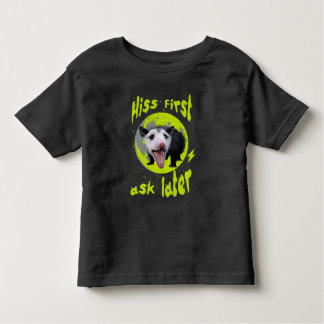 Camiseta Hiss first, ask later Funny Opossum Hissing