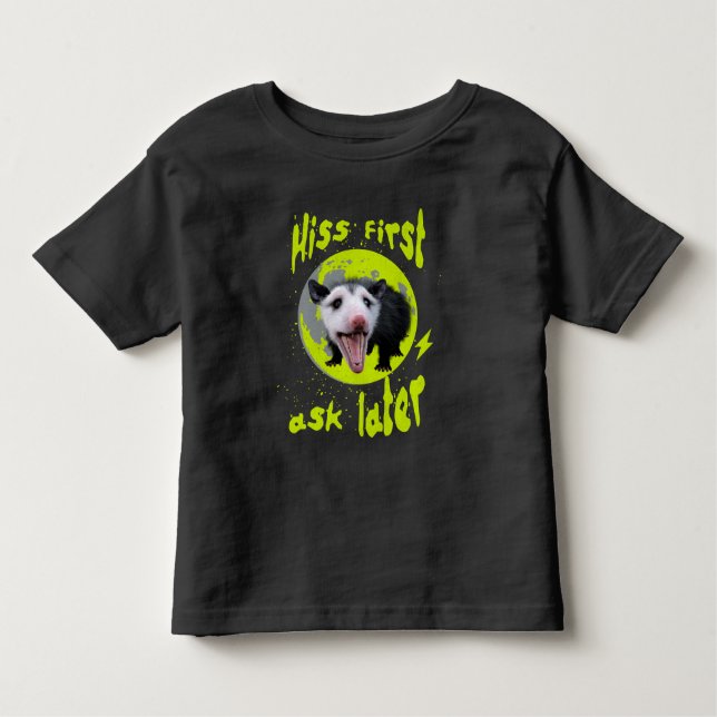 Camiseta Hiss first, ask later Funny Opossum Hissing (Frente)