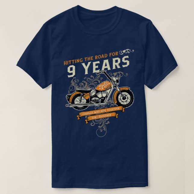 Camiseta Hitting The Road for 9 Years Biker 9th Wedding Ann (Frente do Design)