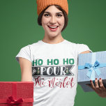 Camiseta Ho Ho Pour O Merlot Engraçado Bebendo De Natal<br><div class="desc">Um Natal engraçado dizendo design para amantes de vinho,  que diz: "Ho ho ho pour the Merlot".</div>