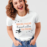 Camiseta Hocus Pocus Modern Orange and Black Halloween<br><div class="desc">"Hocus Pocus I need cafeet to focus" engraçado rima costume camiseta tematizada de café para ela,  para o Halloween,  apresenta um moderno design decorativo de laranja e tipografia negra com bruxas voadoras e sotaques estelares. O estilo de camisa de manga curta feminino pode ser modificado.</div>