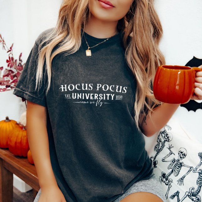 Camiseta Hocus Pocus Witch University (Criador carregado)
