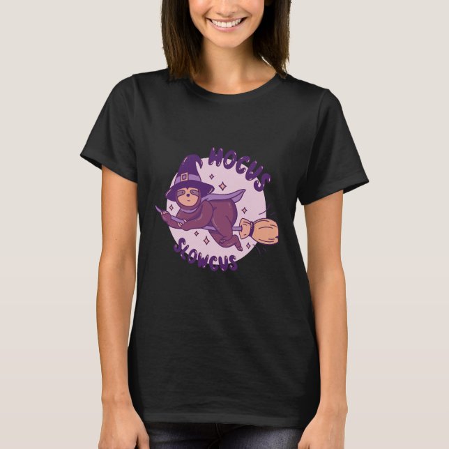 Camiseta Hocus Slowcus Witch Sloth Andando no Hallow (Frente)