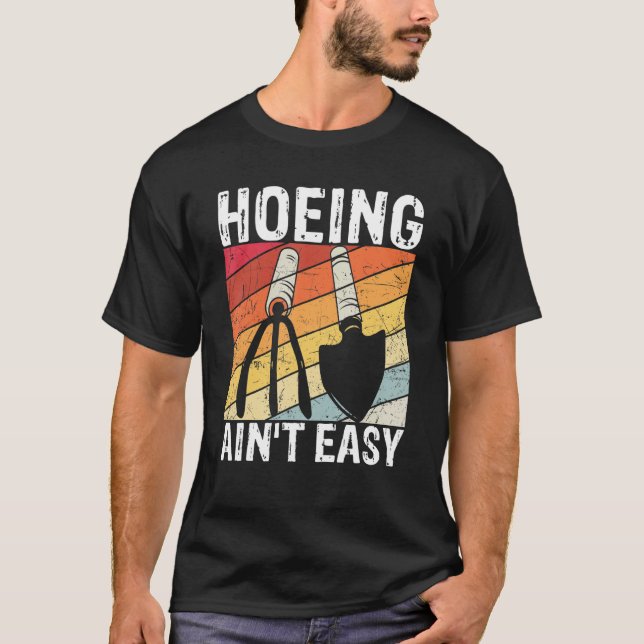 Camiseta Hoeing Ain't Easy Farmer Gardener Gift Garden Mom (Frente)