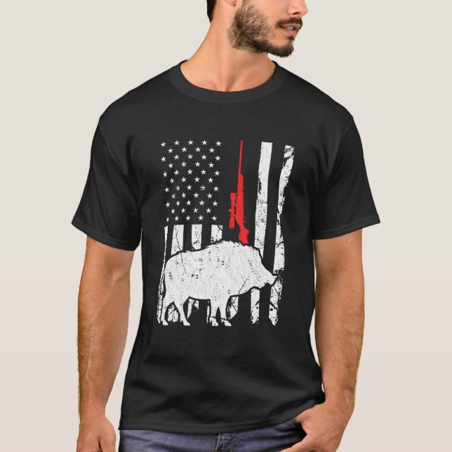 Camiseta Hog Hunting Us Flag Patriotic American Rifle (Frente)