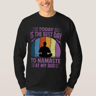 Camiseta Hoje É O Melhor Dia Para Namaste Na Minha Cama Y