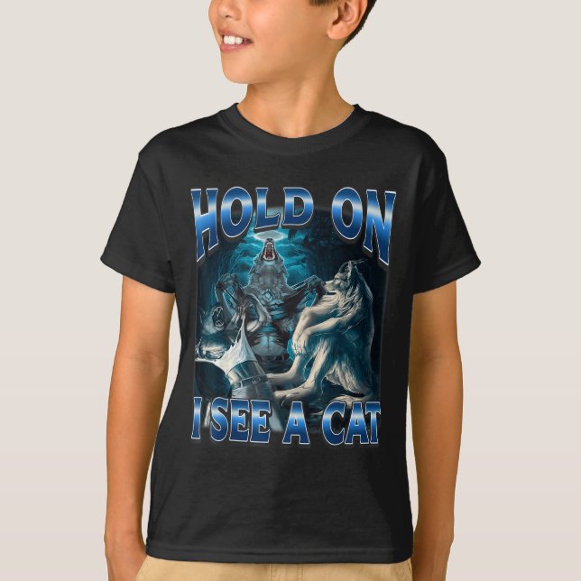 Camiseta Hold On I See A Cat Funny Alpha Wolf Meme Unhinged (Frente)