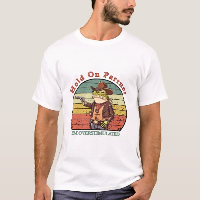 Camiseta Hold On Partner, I’m overstimulated - cowboy frog (Frente)