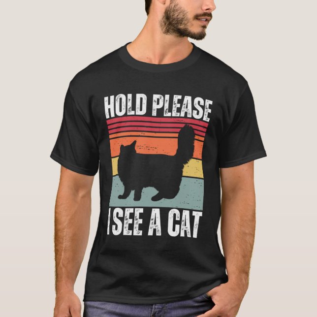 Camiseta Hold Please I See A Maine Coon Cat  Cat  Sayings (Frente)