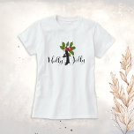 Camiseta Holly Jolly Cute Funny Penguin no Natal<br><div class="desc">Este design apresenta um pinguim segurando um galho de Holly entre as palavras: Holly Jolly. A ilustração humorística original em animais faz uma camiseta de manga curta,  engraçada e única,  da época de Natal,  para as mulheres.</div>