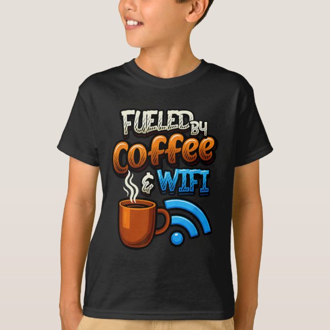 Camiseta Home Office Humor Fueled By Coffee And Wifi Remote (Frente)