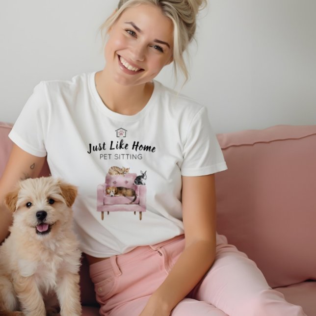 Camiseta Home Pet Sitting | Cães e Gatos Dormindo em Sofá R (Home Pet Sitting | Dog & Cat Sleeping on Pink Sofa Tri-Blend Shirt)