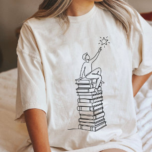 Camiseta Homem Alcançando Estrela de Pilha de Livros Arte d