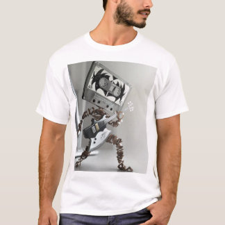 Camiseta Homem de cassete tocando violão.