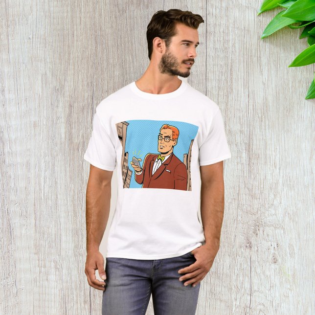 Camiseta Homem de Estilo de Quadrinhos Olhando para o Celul (Criador carregado)