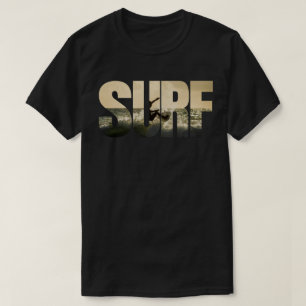 Camiseta Homem em uma prancha de surfe