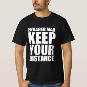 Camiseta Homem engajado mantém sua distância