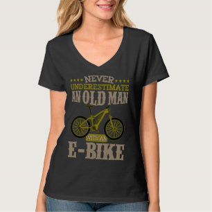 Camiseta Homem Idoso de Bicicleta Elétrica Com Uma Biciclet