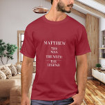 Camiseta Homem mito nome de legenda vermelho<br><div class="desc">Para uma t-shirt vermelha. Personalize e adicione um nome. Texto: O Homem,  O Mito,  A Lenda. Texto branco.</div>