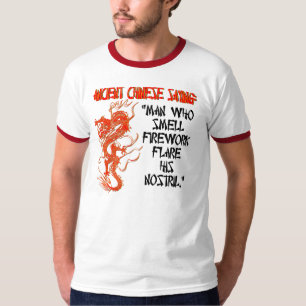 Camiseta Homem que cheira o fogo-de-artifício