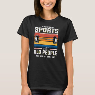 Camiseta Homem velho aposentado da academia levantando peso