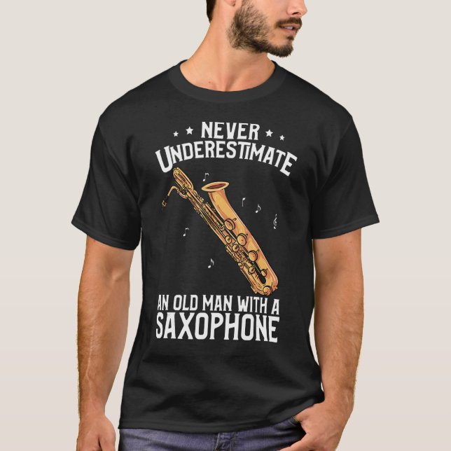 Camiseta Homem Velho Baritone Saxofone Com Saxofone (Frente)