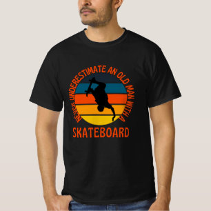 Camiseta Homem Velho Com Uma Vintagem Retroativa De Skatebo