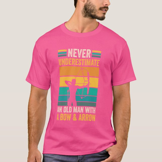 Camiseta Homem Velho Engraçado Com Arco E Arqueiro De Seta (Frente)