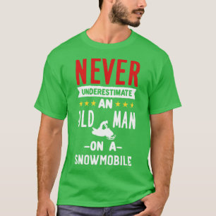 Camiseta Homem Velho Movido A Neve Em Um Movimento De Neve