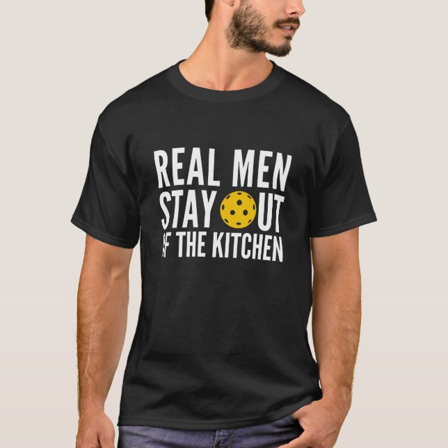 Camiseta Homens De Verdade Ficam Fora Da Cozinha Engraçados (Frente)